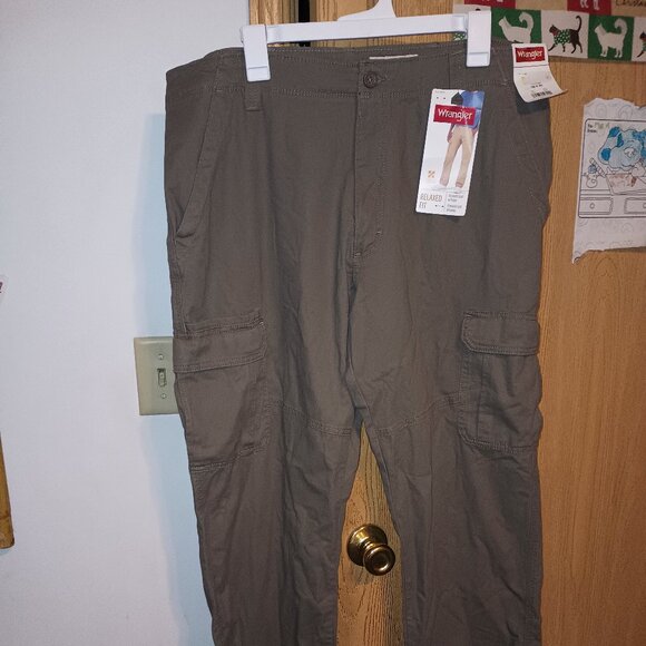 NEW Wrangler Pine Green Relaxed Fit Flex Cargo Pants - Picture 4 of 10